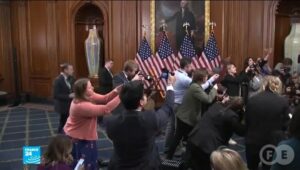 شاهد بالفيديو البدء بتوقيع مذكرة لعزل ترامب من رئاسة الولايات المتحدة الأمريكية