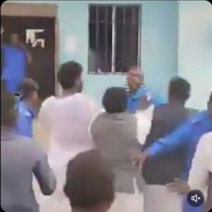 شاهد بالفيديو مواطنون يقتـ .ـحمون قسم الشرطة ببورتسودان بعد واقعة سـ .ـرقة