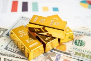 أسعار النفط ترتفع فوق 100 دولار وذهب يهوي مع تكبد خسارة أسبوعية محتملة