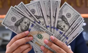 بنك السودان يضخ نقدًا أجنبيًا ويهزّ السوق الموازية.. الدولار يهبط 300 جنيه